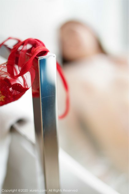 被陌生人抵在墙上嗯啊h