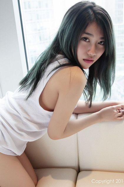 扒开粉嫩的小缝吸出水